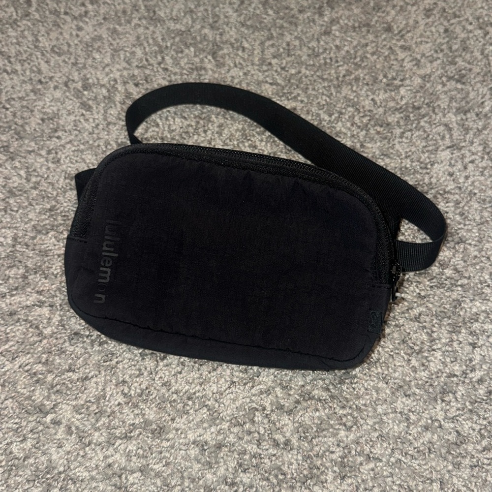 Black lululemon Everywhere Belt Bag